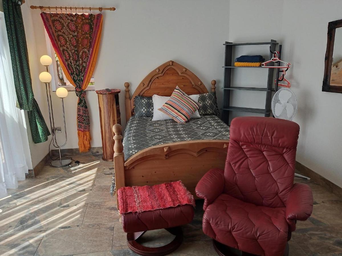 Self Contained Ground Floor Bedroom With Ensuite Wet Room Continental Breakfast Included Parking For 1 Car Outside Heanor Esterno foto