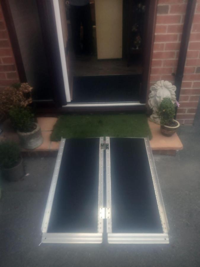 Self Contained Ground Floor Bedroom With Ensuite Wet Room Continental Breakfast Included Parking For 1 Car Outside Heanor Esterno foto